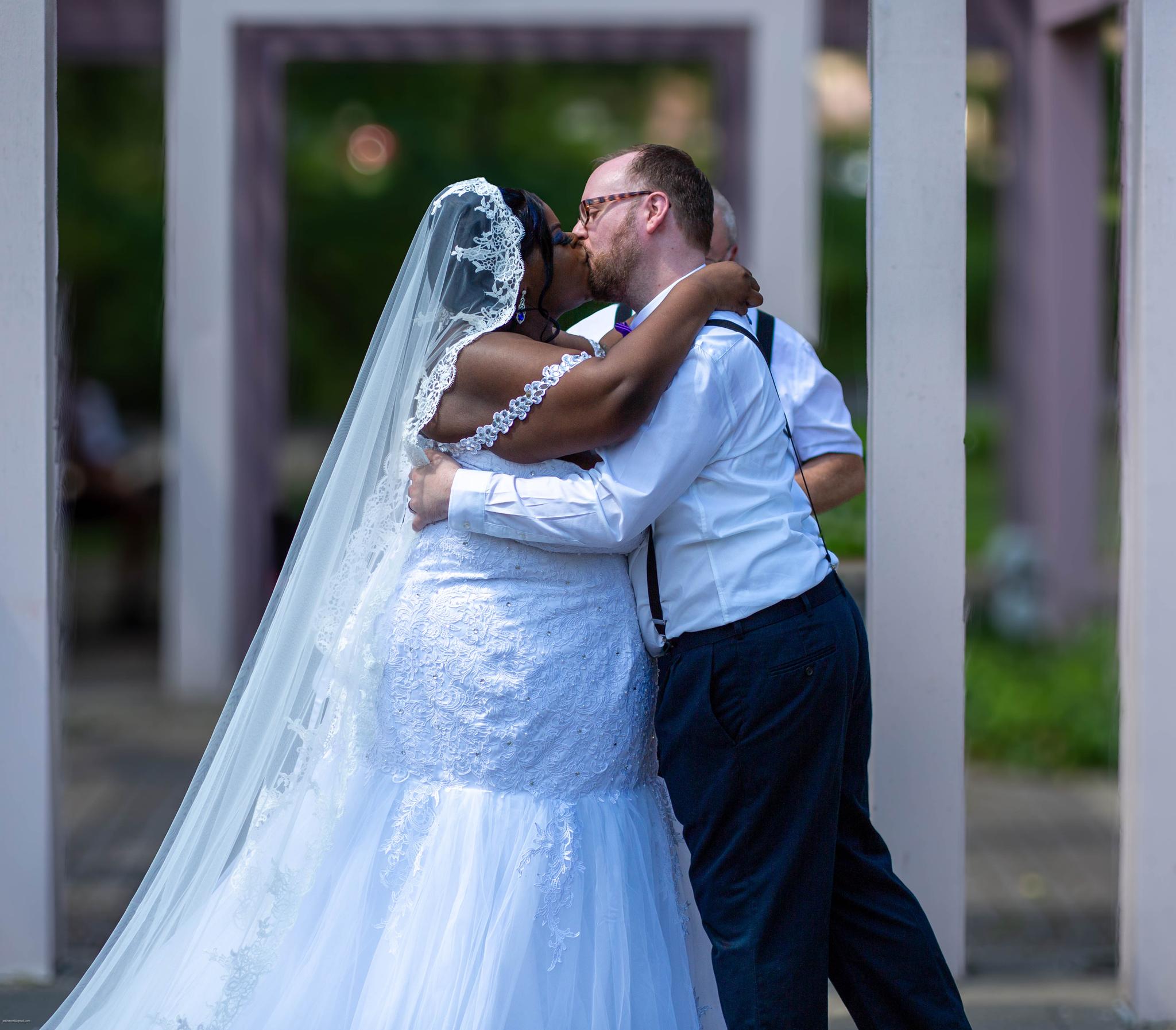 A Beautiful Wedding Day Overview – Tarlease and David at the Lilac Arches