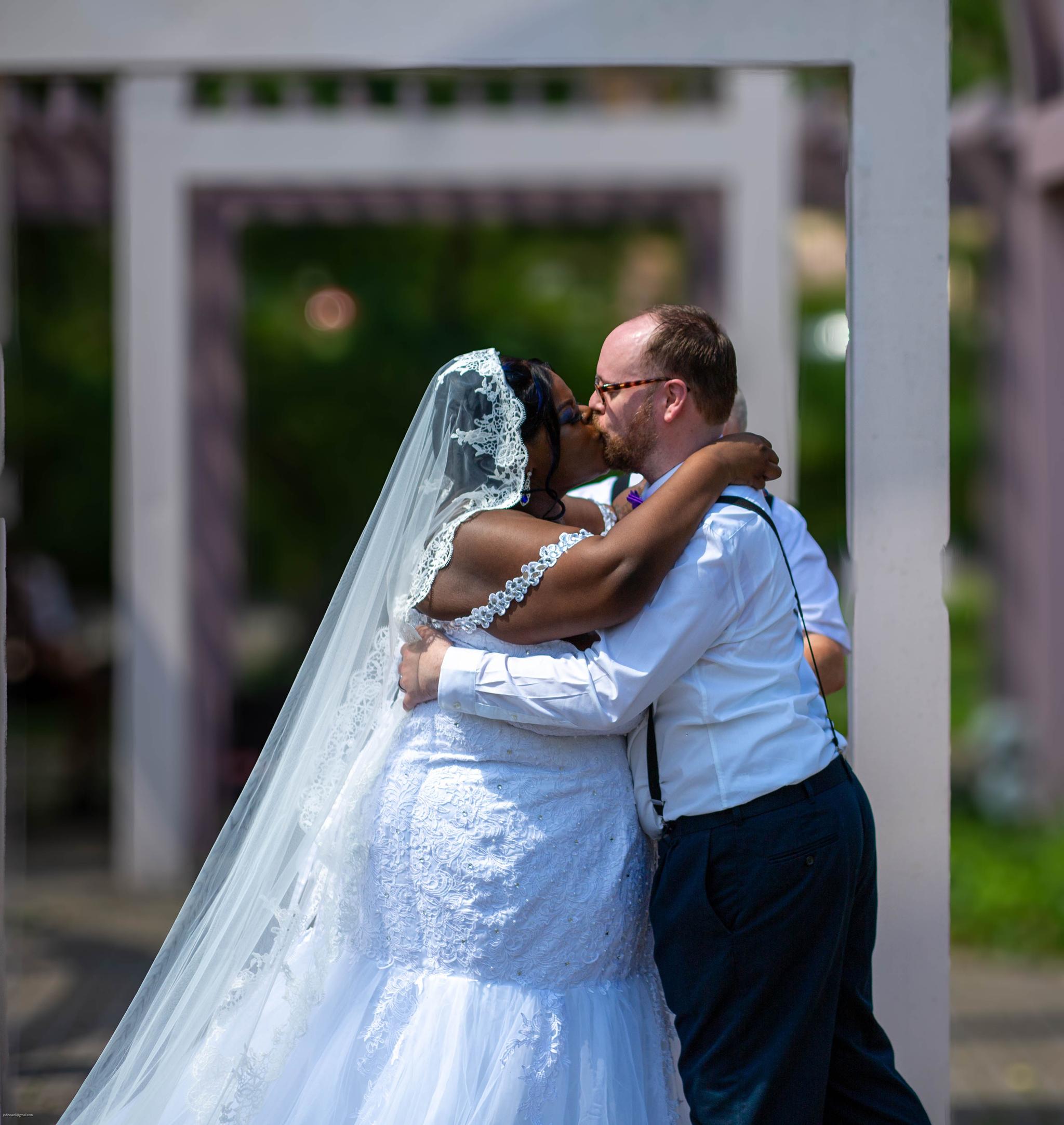 A Beautiful Wedding Day Overview – Tarlease and David at the Lilac Arches